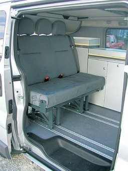 Sitzbank im Fahrzeug